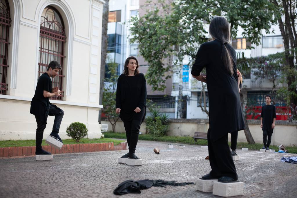 Bailarinos performam relatos de imigrantes em instalação no Sesc Vila Mariana