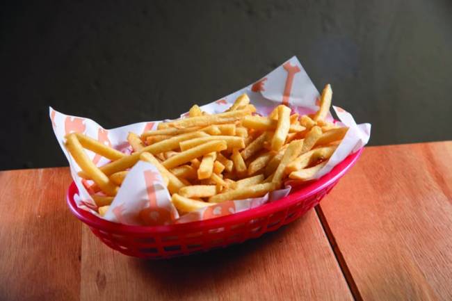 Prato com batata frita em cima de uma mesa