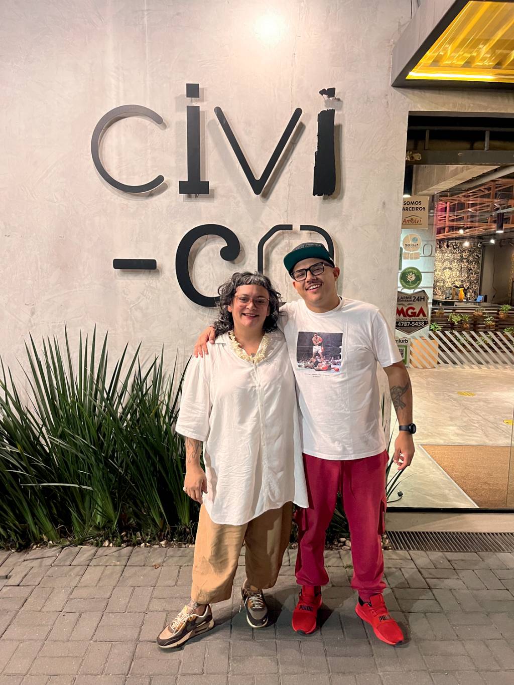 Da Quebrada Mulher e homem em frente a fachada do co-working Civi-co