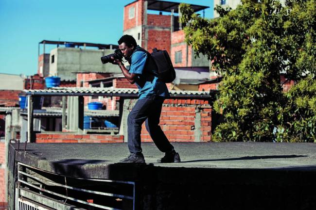 Fotógrafo Buscapé (Alexandre Rodrigues) na série de 'Cidade de Deus'