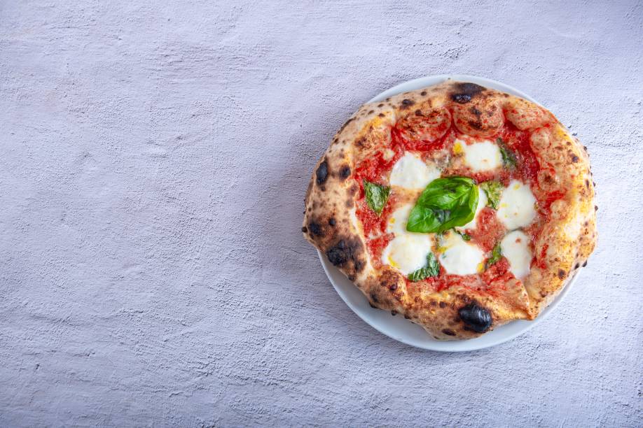 Tomate San Marzano, mozzarella de búfala, azeite extravirgem e basílico Tomate San Marzano, mozzarella de búfala, azeite extravirgem e basílico
