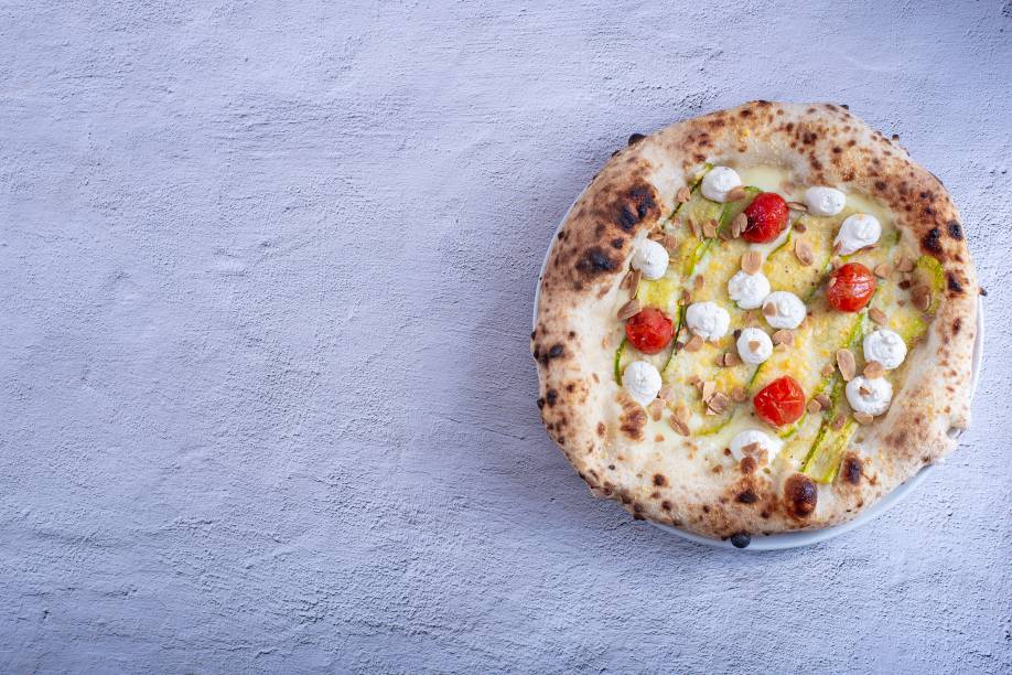 Muçarela fior di latte, abobrinha, parmesão, ricota, tomate confit e amêndoa tostada Muçarela fior di latte, abobrinha, parmesão, ricota, tomate confit e amêndoa tostada