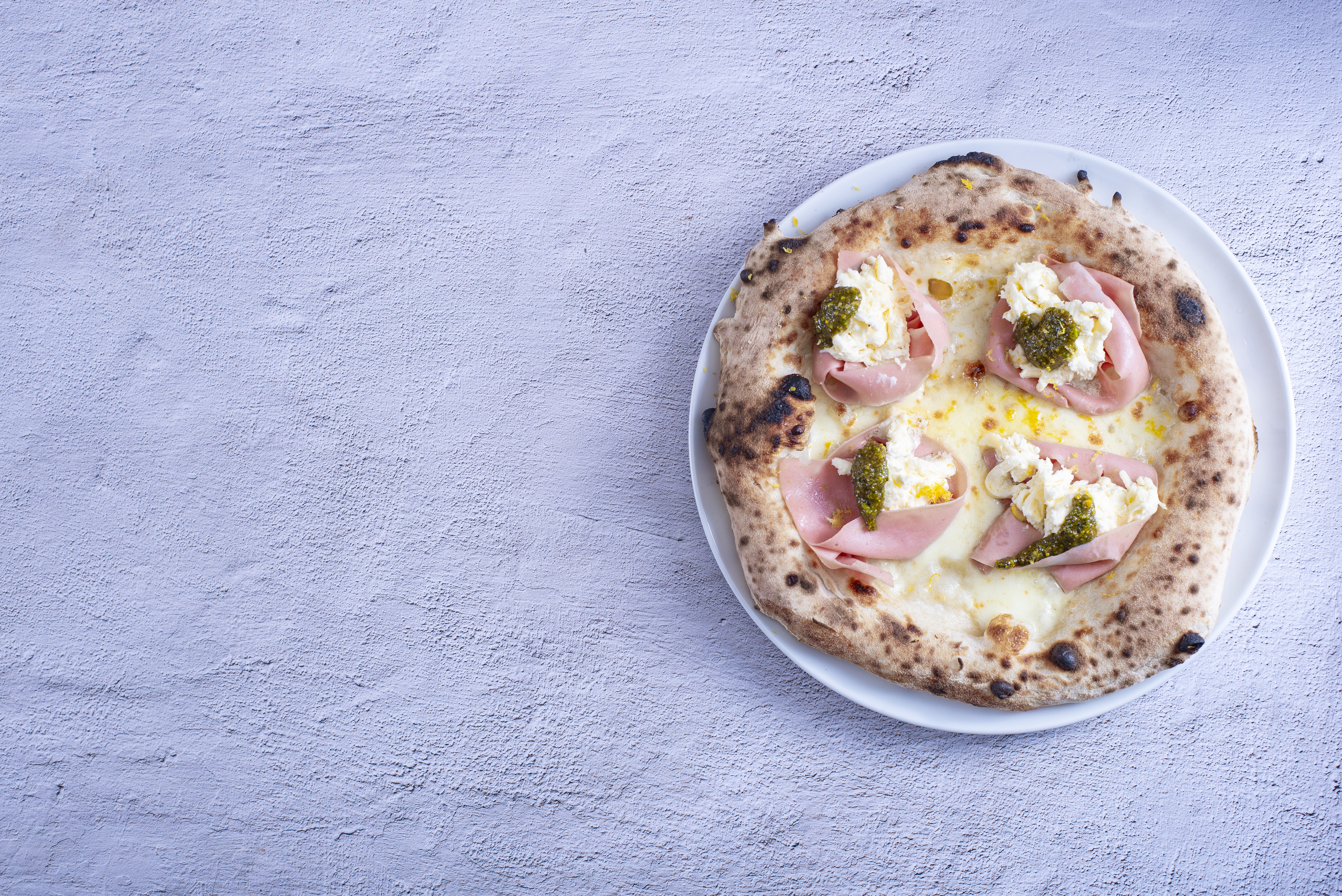 Muçarela fior di latte, mortadela, stracciatella e pesto de pistache