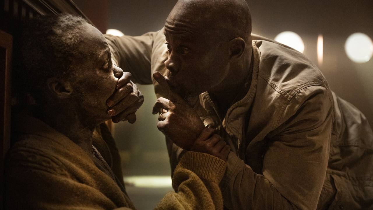 Samira (Lupita) e Henri (Djimon Hounsou): escondidos em abrigo
