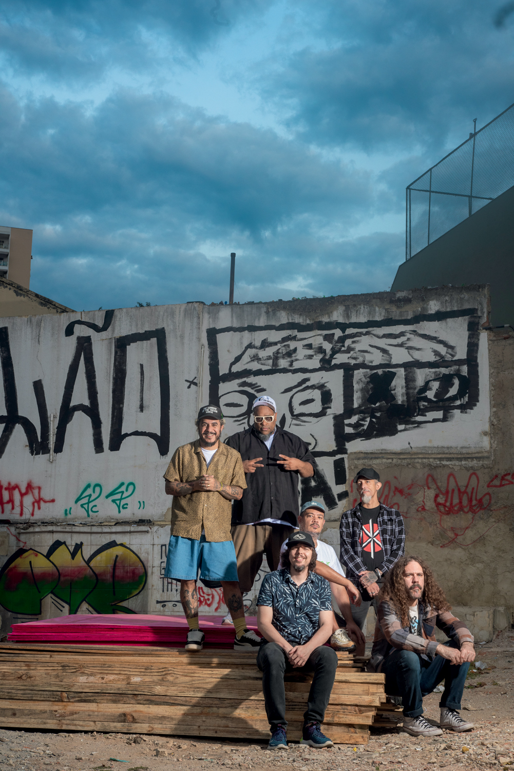 hHMP_3684 copy.jpg Foto de grupo de banda em local aberto com muro grafitado atrás