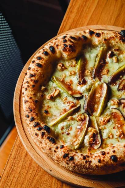 Pizza by Handz: mu&ccedil;arela de b&uacute;fala, queijo boursin, figo, nozes e mel