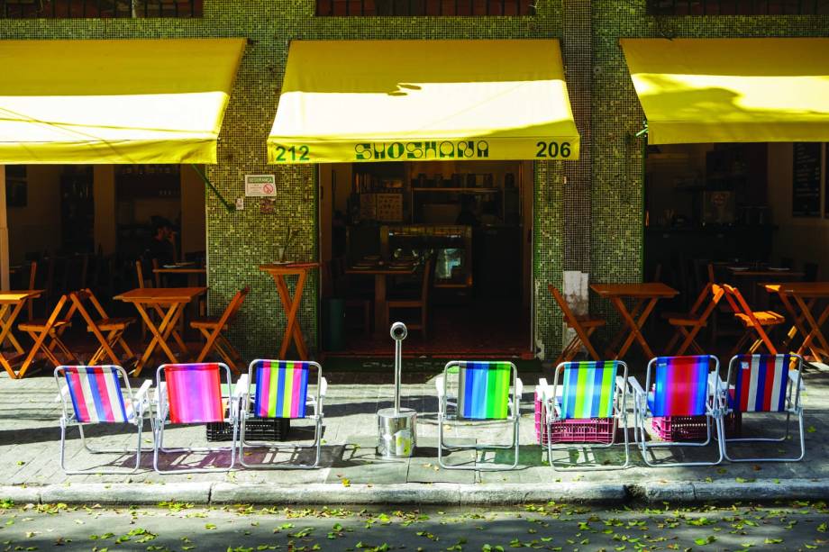 A fachada do Shoshana Delishop: cadeiras de praia na calçada