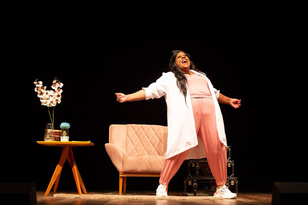 Cacau Protásio conta histórias reais em stand-up comedy