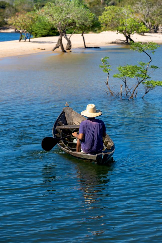 Pescador em Alter do Chão: praias de areia branquinha