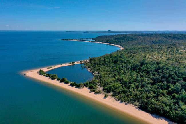 Vista aérea de praia em Alter do chão: rio, mas parece mar