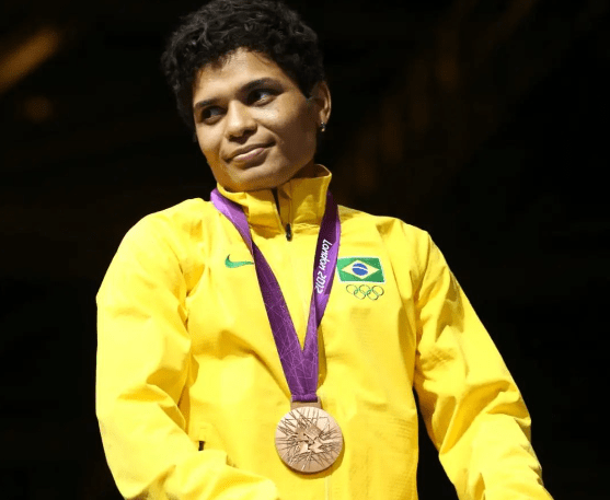 Adriana Araújo com seu bronze nas Olimpíadas de 2012, em Londres