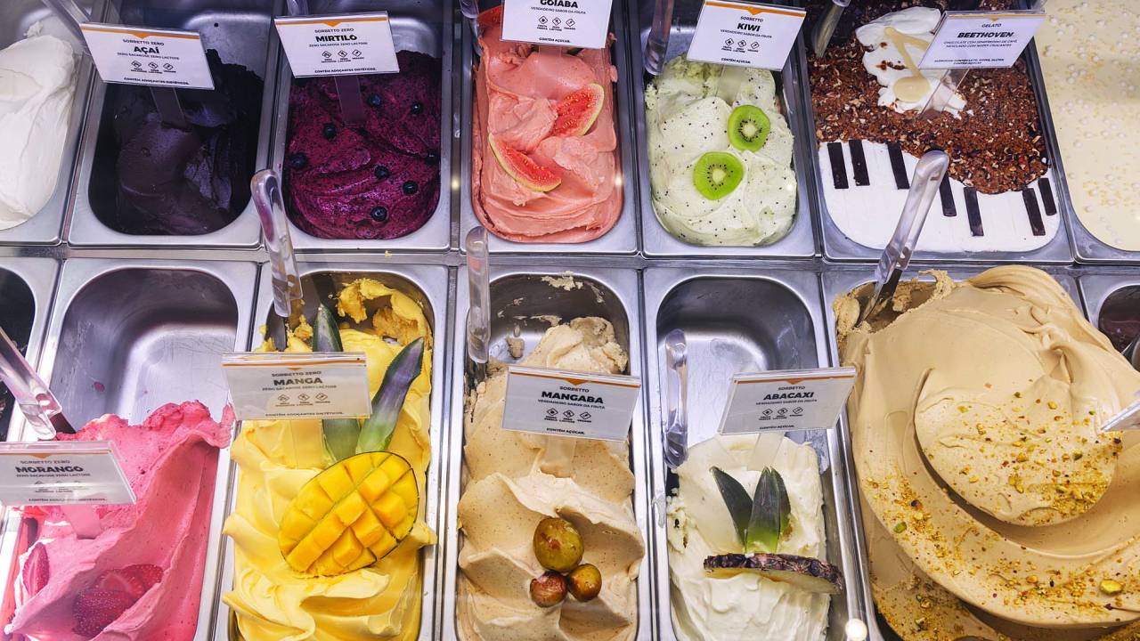 Vitrine com sabores coloridos de sorvete