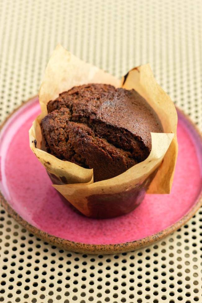 Bolinho de doce de leite em cima de prato rosa