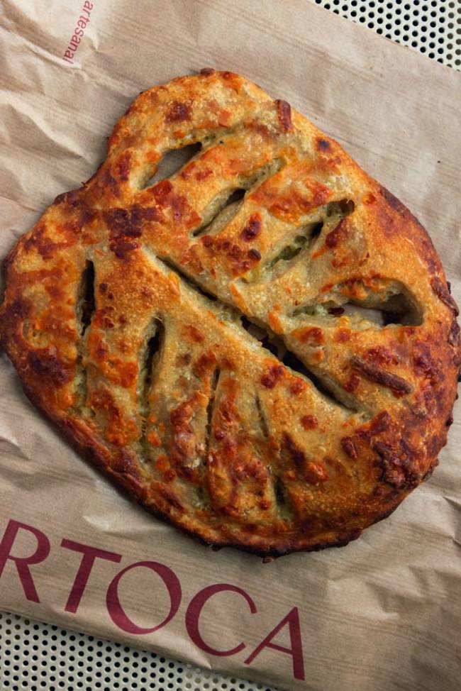 Fougasse de queijos minas padrão, azul e provolone