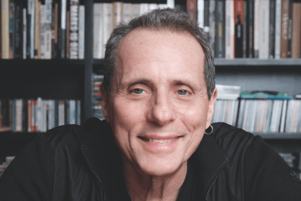 Tony Bellotto lança novo livro: “Fiz 64 e sigo tão perdido quanto aos 14”