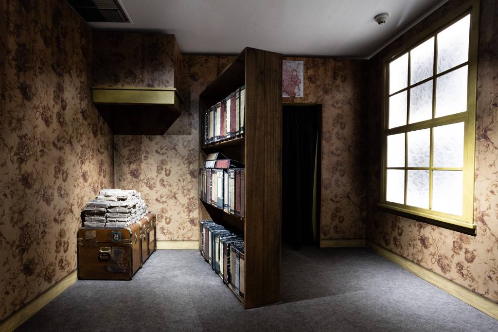 EXPOANNEFRANK1 Réplica de anexo secreto em mostra de Anne Frank na Unibes Cultural