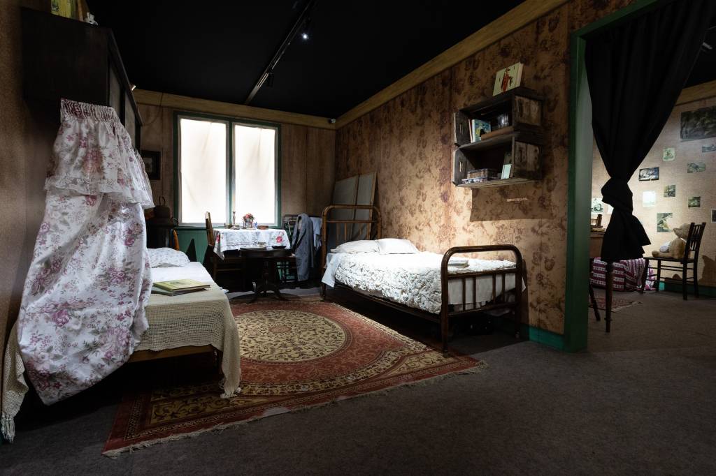 EXPOANNEFRANK3 Réplica de anexo secreto em mostra de Anne Frank na Unibes Cultural