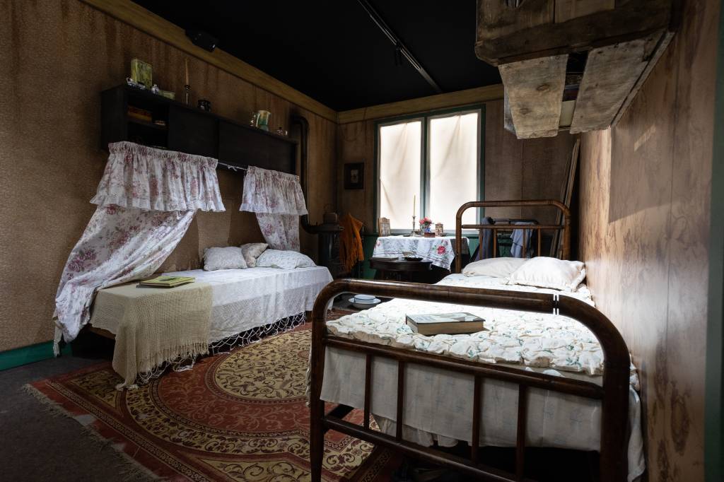 EXPOANNEFRANK4 Réplica de anexo secreto em mostra de Anne Frank na Unibes Cultural