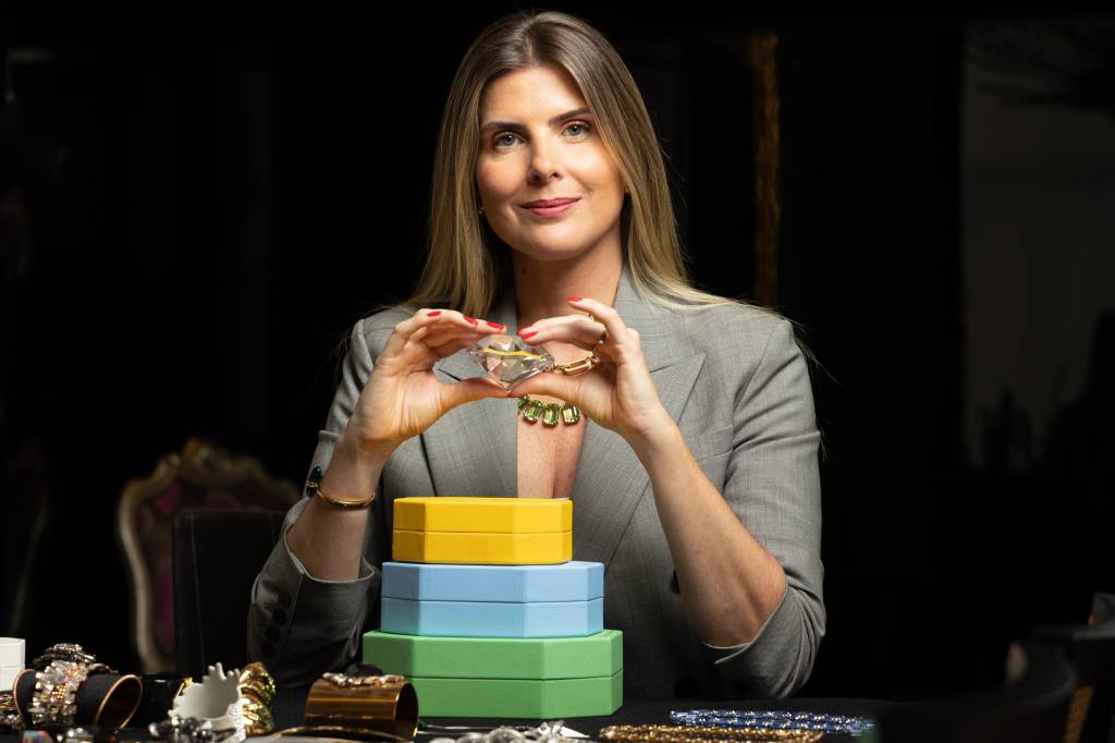 Executiva paulistana coleciona mais de 300 peças Swarovski