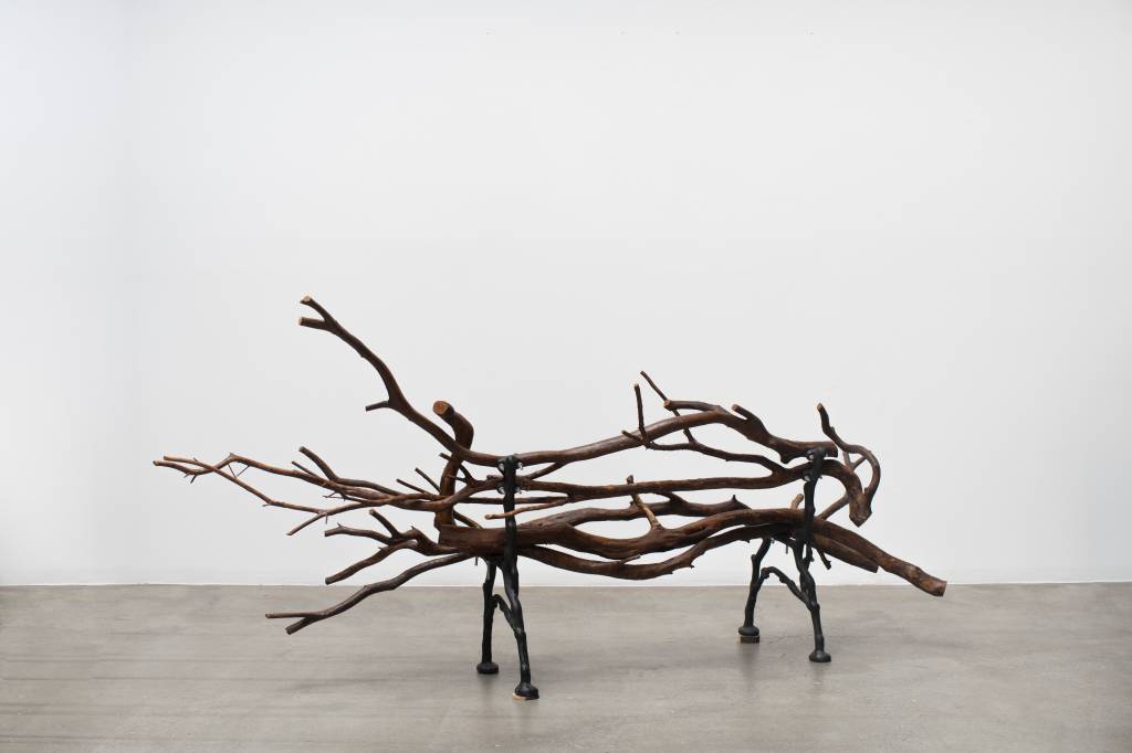 Mais de 50 artistas brincam com a ideia de assento em exposição