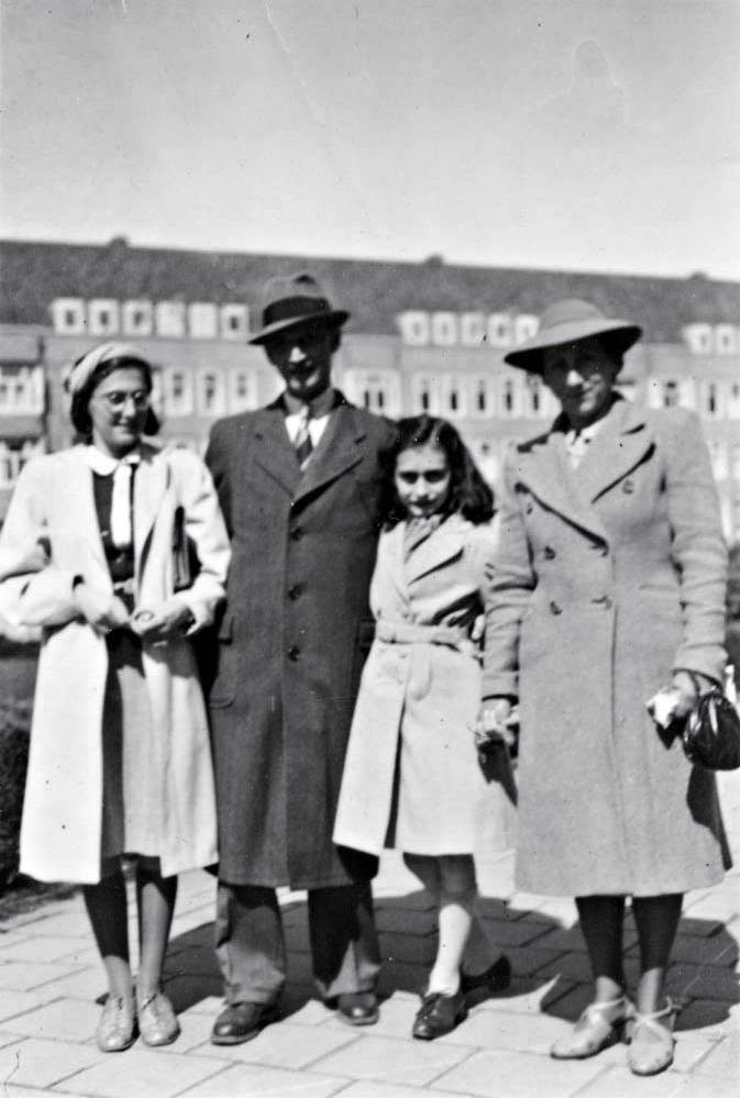 Merwedeplein, 1941_Coleção de fotos da Anne Frank Stichting (Amsterdam) Crédito Acervo Anne Frank House-Reprodução Foto em preto e branco de garota com três adultos em praça