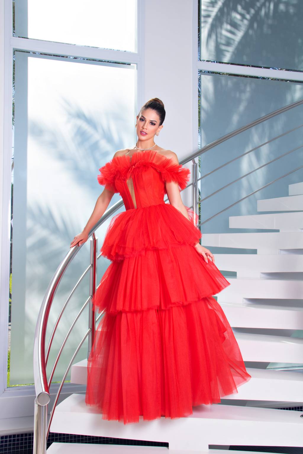 Miss, Morgana Carlos Crédito Anderson Barbosa-Divulgação Moça branca posa de vestido laranja em escadas brancas