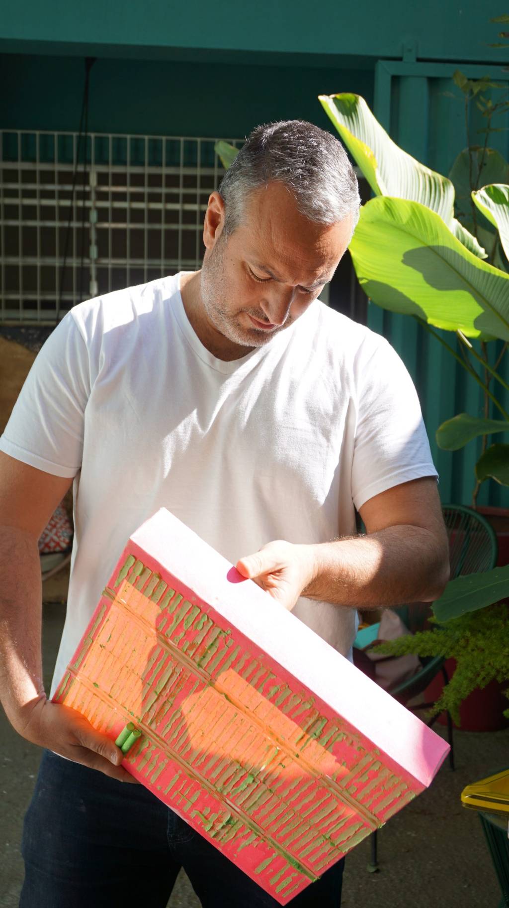 Renato Gosling Crédito Isabela Caldas-Divulgação Homem branco grisalho posa segurando caixa em área aberta