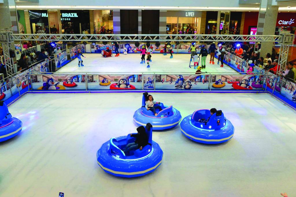 Shopping Anália Franco abre atração com carrinhos de bate-bate no gelo