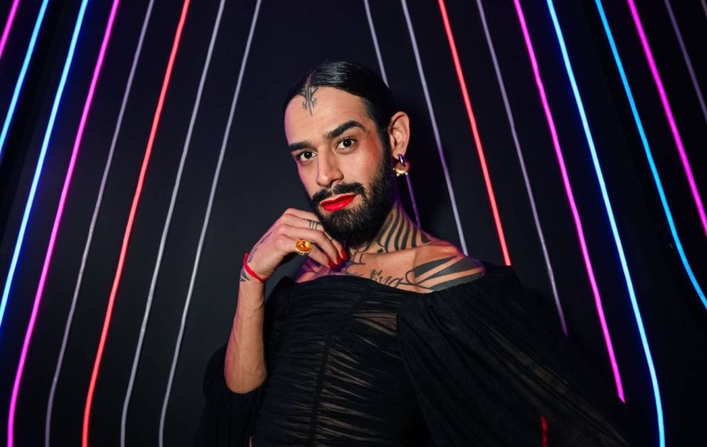 Indra Haretrava estreia show no Love Cabaret