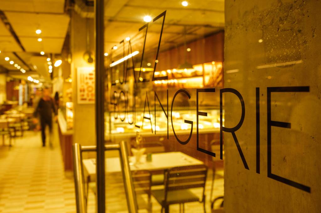 0191Le Jazz Boulangerie Bairro de Pinheiros.jpg Vidraça da Le Jazz Boulangerie, em Pinheiros