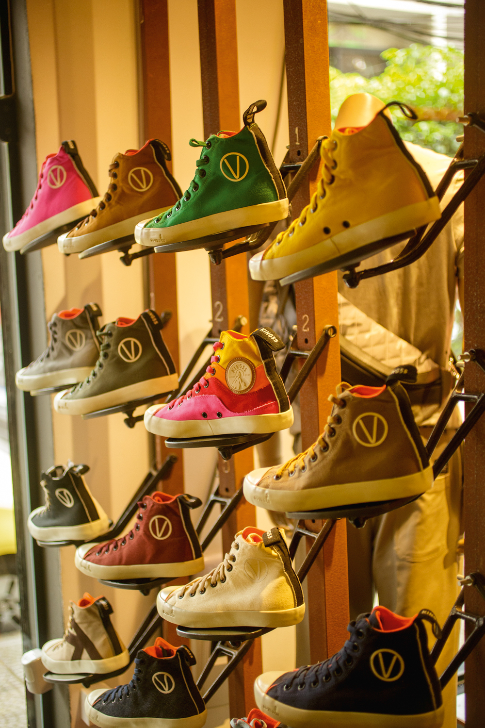 0208 King 55 Bairro de Pinheiros.jpg Tênis All Star em várias cores exibidos na parede