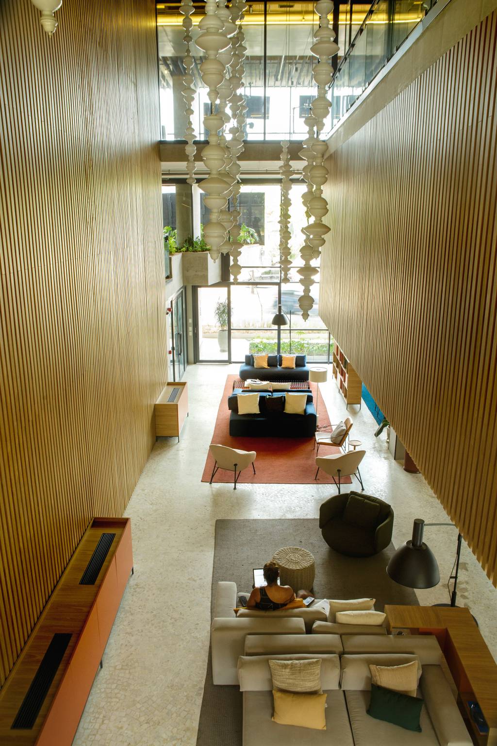0234 Cenas Lounge Edificio Ayra.jpg Foto exibe de cima um hall com sofás de prédio residencial