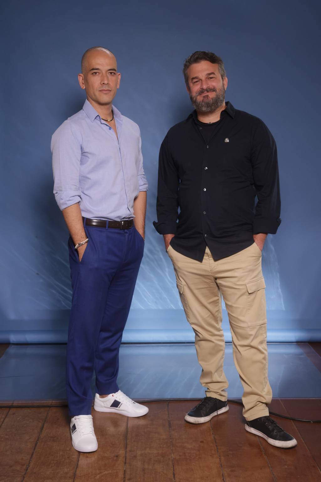 0R3A0364 Homem careca de camisa clara e jeans ao lado de homem grisalho vestindo calça bege e camisa preta