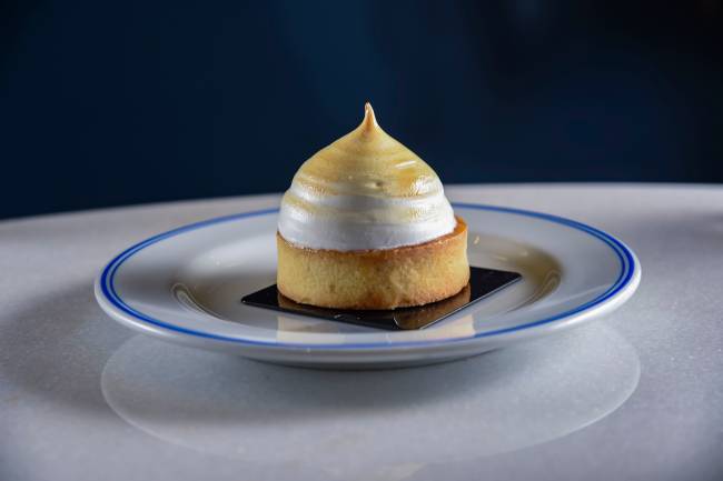 Torta redonda em cima de prato com fundo azul