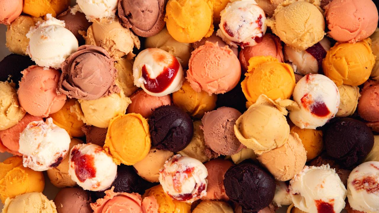 Bolas de sorvete uma do lado da outra em diferentes cores