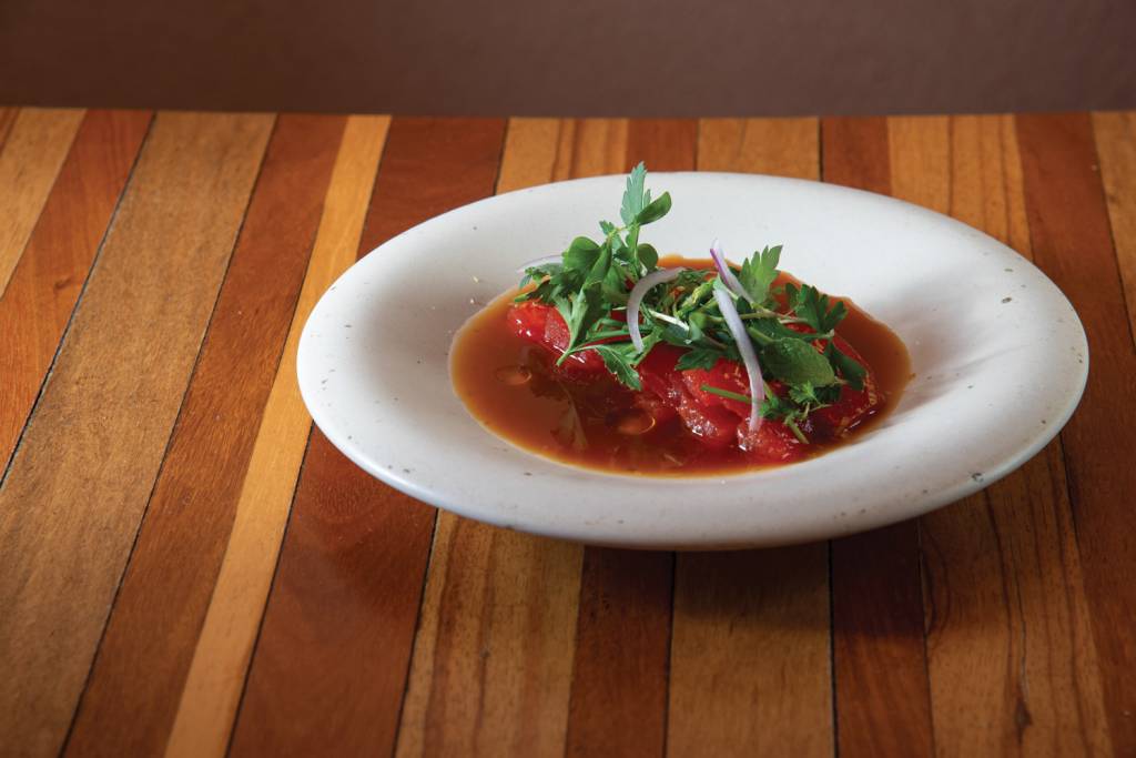 No Clandestina, Bel Coelho une culinária do Brasil a influências diversas