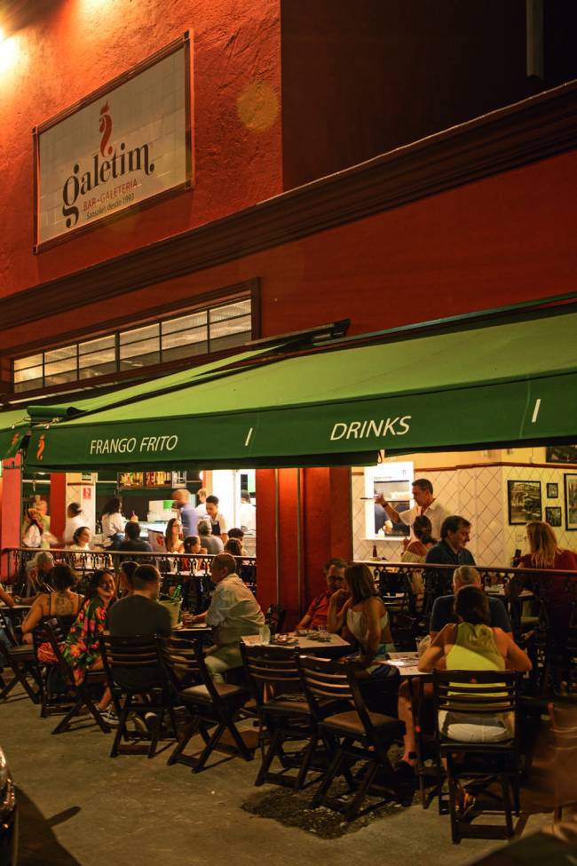 Galetim Calçada com mesas na frente do bar