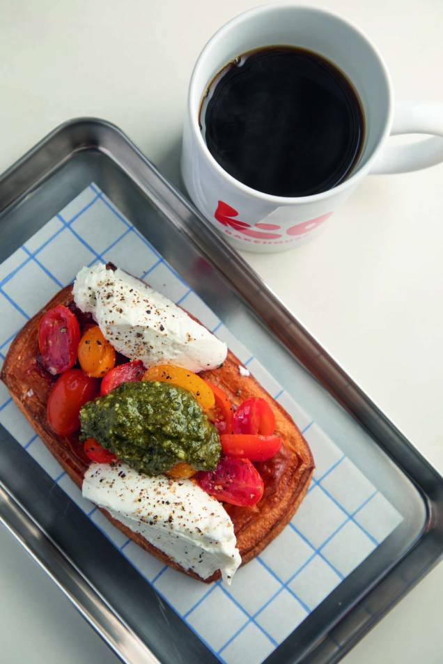 Kio Bakehouse: folhado caprese e café coado Kio Bakehouse: folhado caprese e café coado