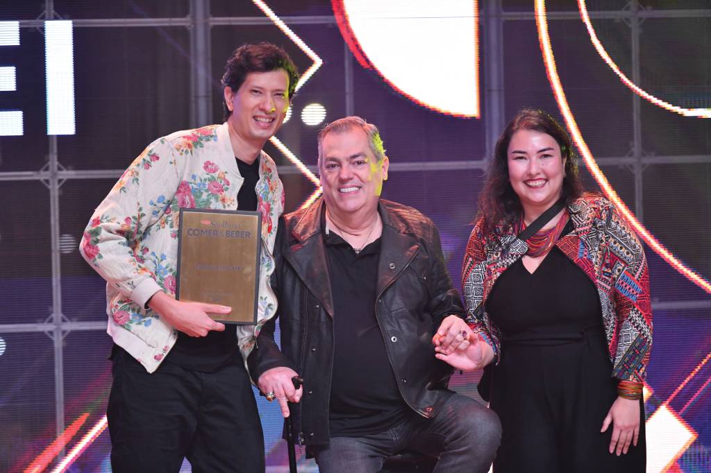 Marco Antonio de Biaggi entre Cau&atilde; Sperling e Claudia Suzuki, do Fora da Lei Caf&eacute;