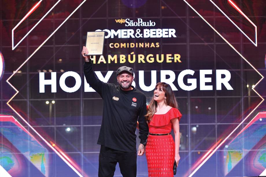 Gabriel Prieto, da Holy Burger, com Millena Machado