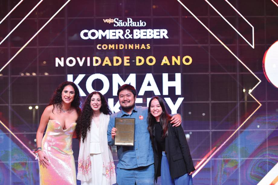 Nos extremos, as jornalistas Gabriela Del&rsquo;Moro e Beatriz Imagure, ladeando Gabrielly Azevedo e Daniel Park, da Komah Bakery