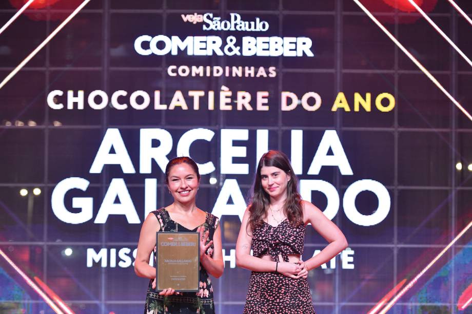 Arcelia Gallardo, a chocolatière do ano, da Mission, com a repórter Larissa Zapata