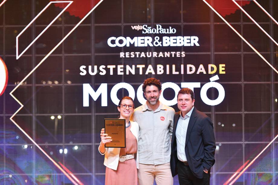 Adriana Salay e Rodrigo Oliveira, do ganhador de sustentabilidade, Mocotó, com Gustavo Colussi, da Tramontina