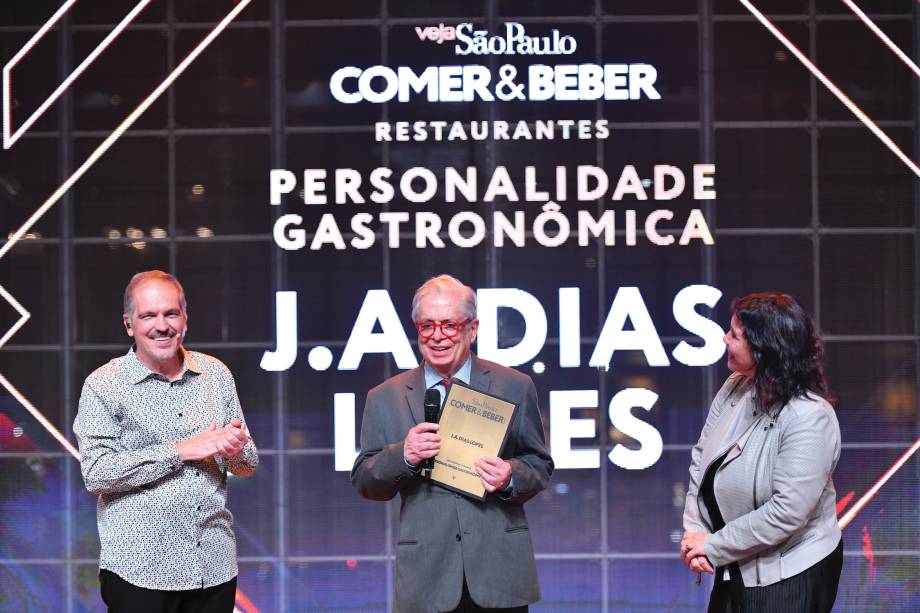 Arnaldo Lorençato com a personalidade gastronômica J.A. Dias Lopes e Alice Granato