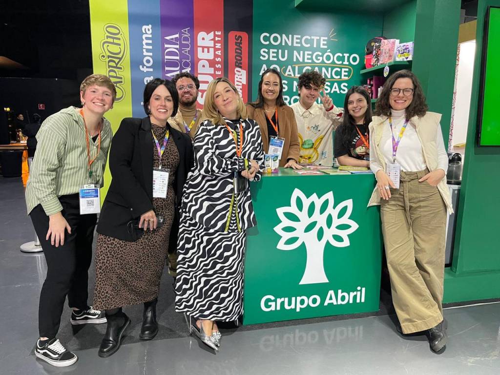 FOTO 4 – Grupo Abril-Divulgação Amanda Mello, Andrea Martinelli, Helena Galante, membros do Time de Licenciamento e Redação Capricho no Estande do Grupo Abril na Licensing Con 2024