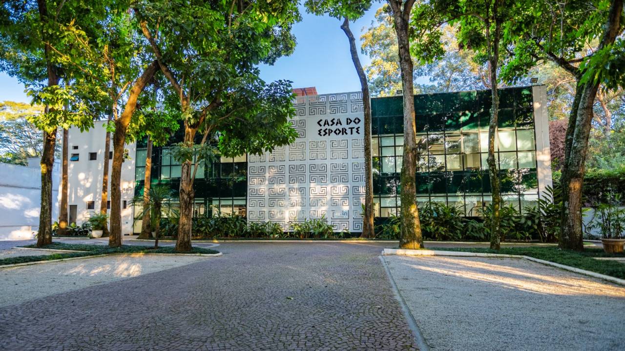 Fachada da Casa do Esporte, com árvores
