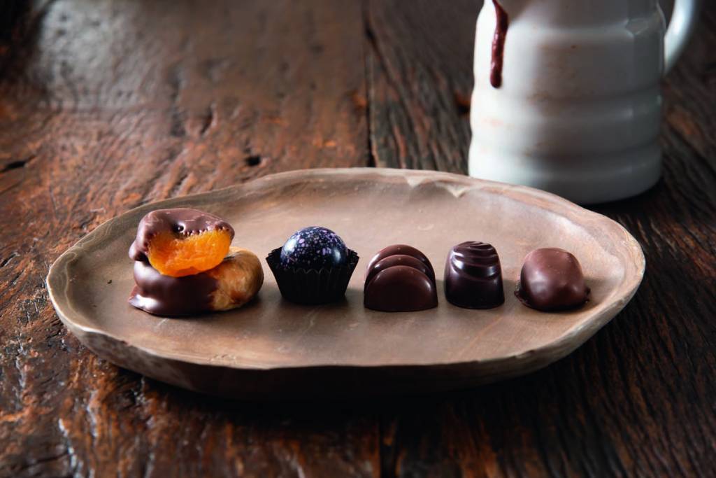 Comer & Beber 2024 – Gallette Chocolates Cinco tipos de bombons enfileirados em cima de prato