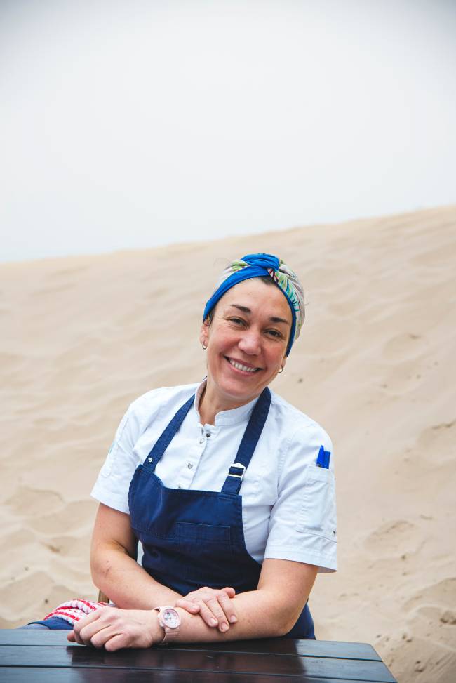 Chef Vanessa Gonzalez Mulher sorrindo com faixa no cabelo