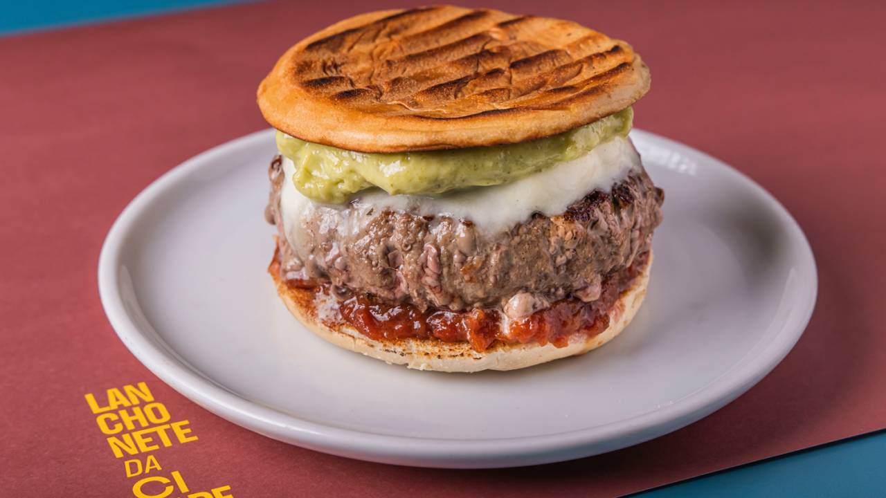 Hambúrguer do menu especial em cima de prato branco
