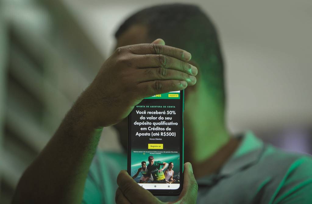 As histórias de pessoas que perderam tudo em apostas on-line e lutam para retomar a vida